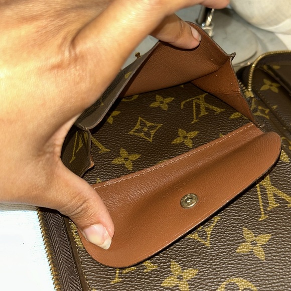 Authentic LOUIS VUITTON ESCAPADO like new with COA - Picture 11 of 15